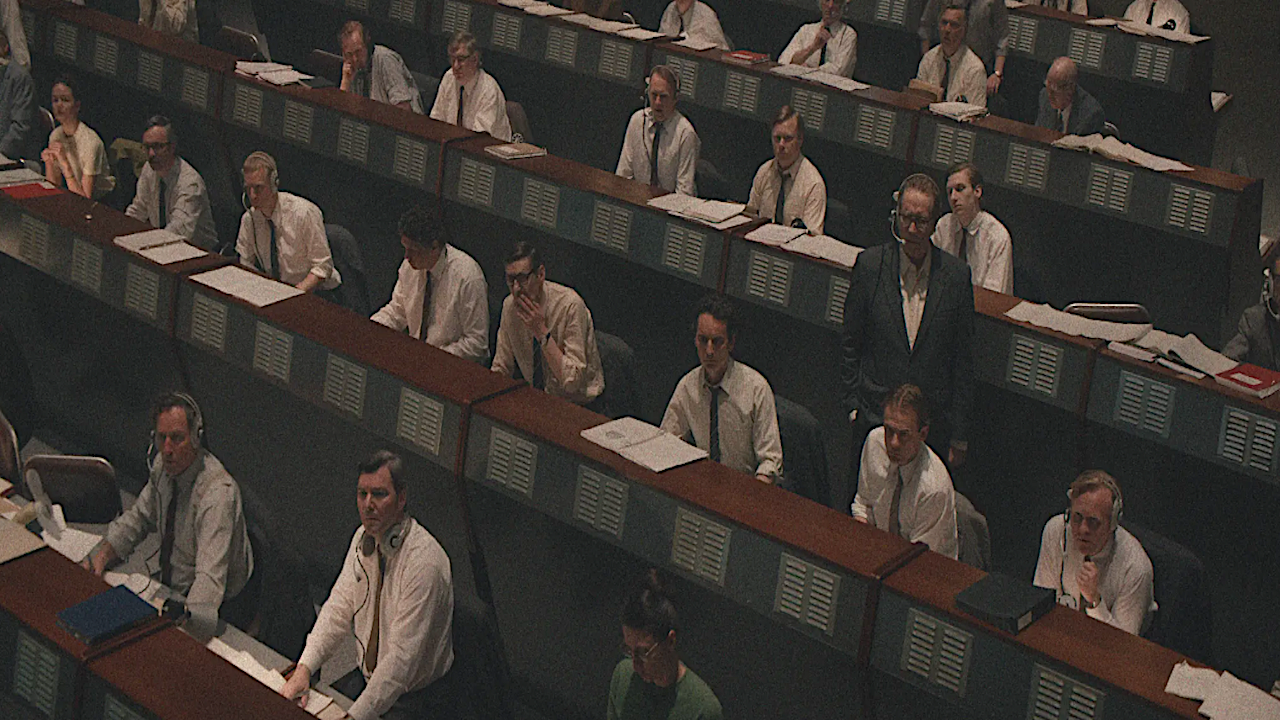 um antigo centro de comando do programa espacial cheio de pessoas