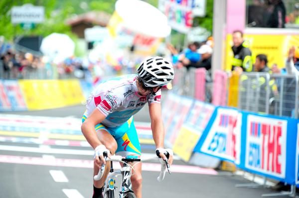 Kreuziger checks the board to see his teammate won