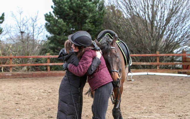 ladies-hugging