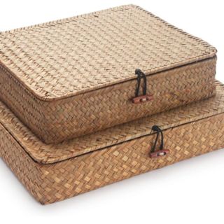 flat seagrass baskets with toggle fastening 