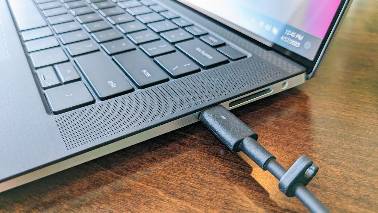 Dell XPS 15 9530 power port.