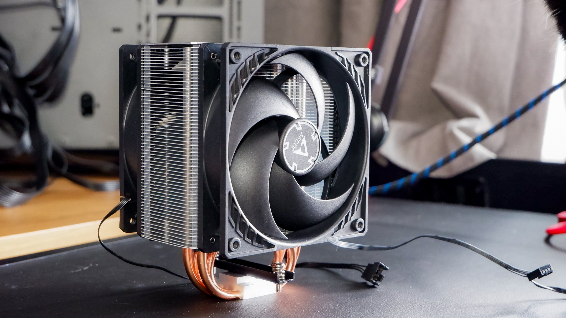 Arctic Freezer 36 air cooler on a desk.