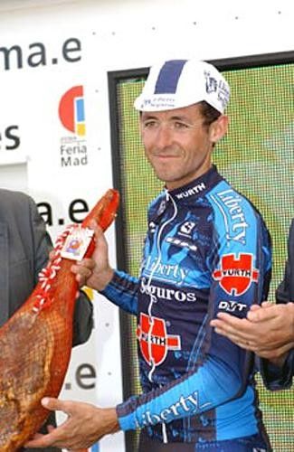 Yummy! Or maybe not. Roberto Heras (Liberty Seguros) isn't too sure what to do with the ham.