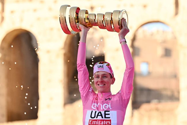 Pogacar solleva il Trofeo Senza Fine sul podio finale del Giro dItalia (Getty Images)