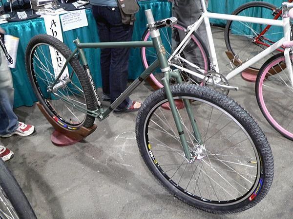 Ahearne Cycles displayed this clean-looking 29er singlespeed with a unique double chainstay arrangement.