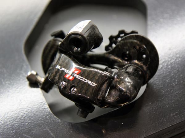 The new Campagnolo Super Record 11 rear derailleur is dripping with carbon fiber.