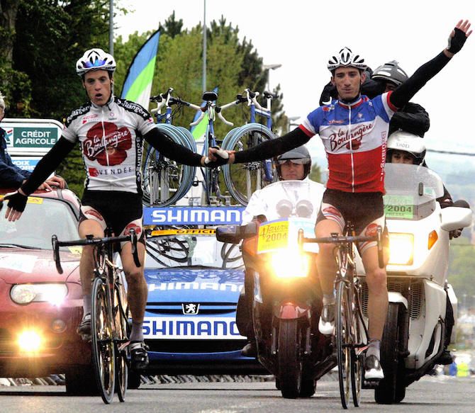Chavanel (left) finishes stage 3 of the 2004 Four Days of Dunkirk hand-in-hand with Brioches-La-Boulangere teammate Didier Rous, who won the stage