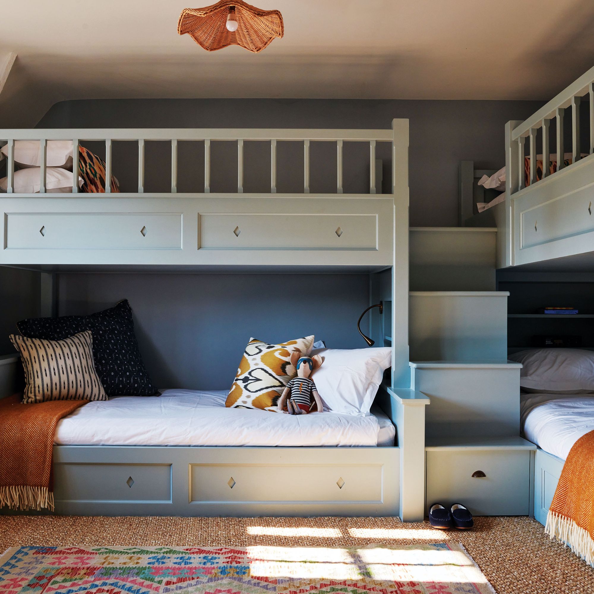 Children's room with 4 built-in bunk beds in blue and jute floor