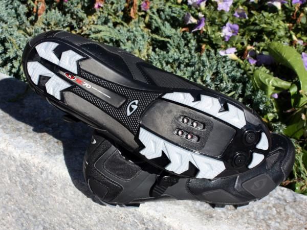 The EC70 carbon plate on the Gauge is fitted with a dual density polyurethane tread.