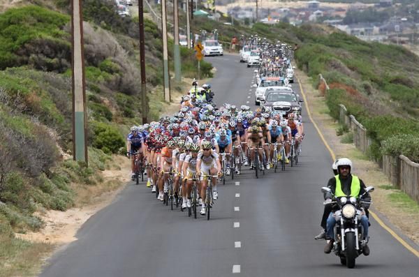 The peloton does it&rsquo;s second lap along the beachfront.