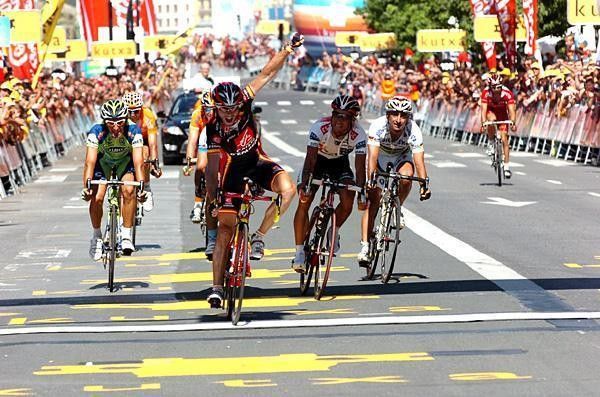 Alejandro Valverde (Caisse d'Epargne) wins.