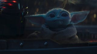 Bébé Yoda regarde les feux d'artifice depuis un cockpit dans The Mandalorian saison 3.
