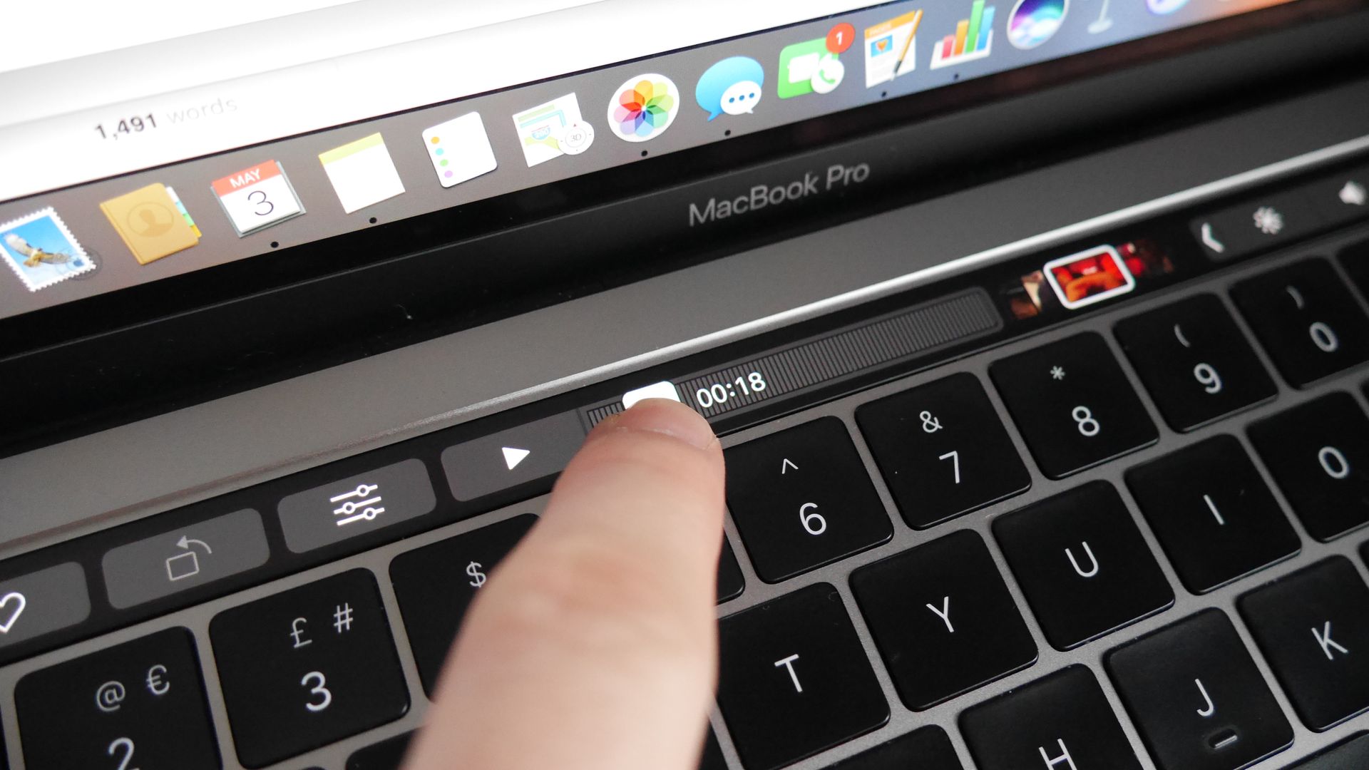 microsoft-ridicules-the-macbook-pro-s-touch-bar-in-new-surface-7-advert