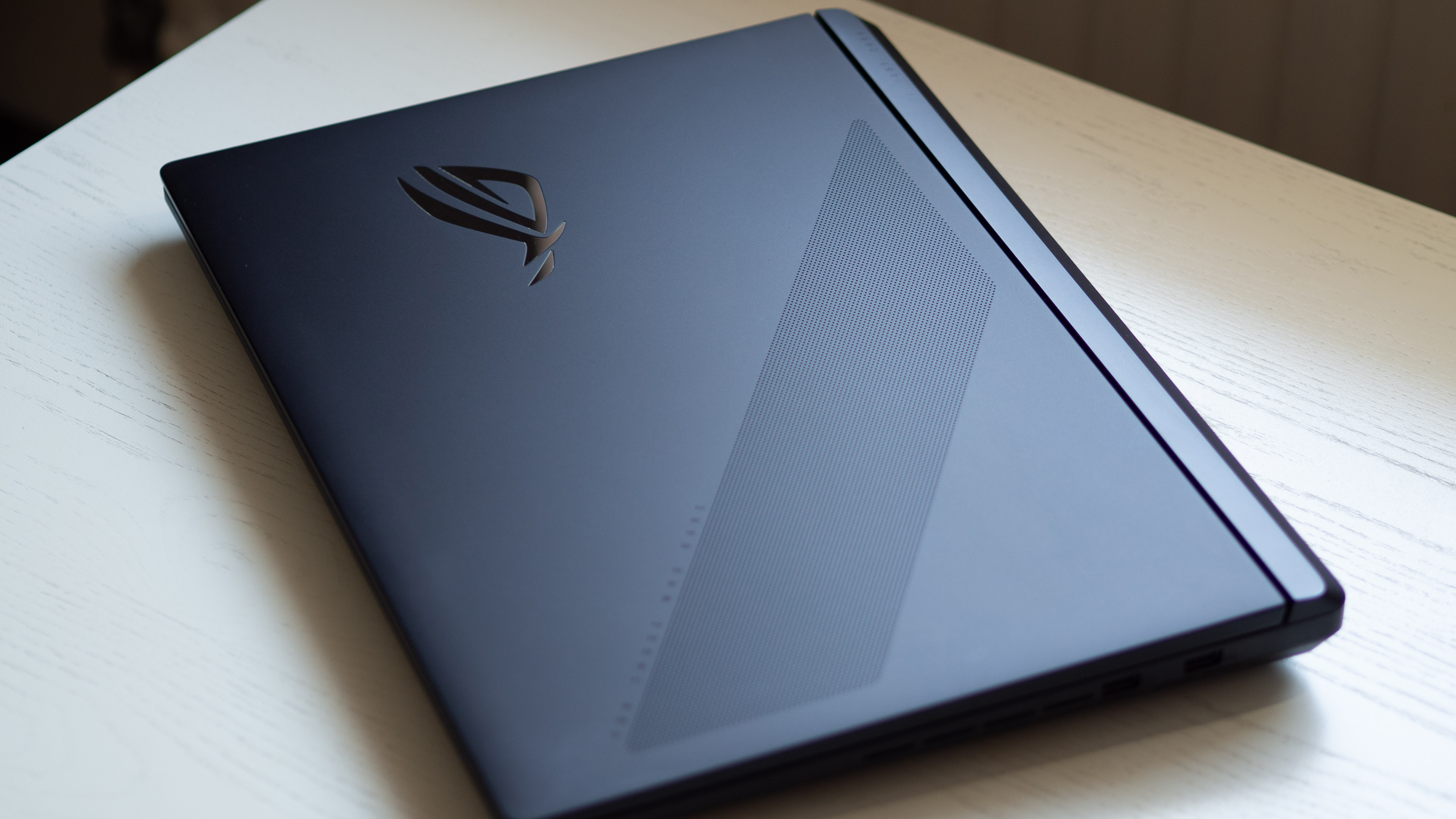 Asus ROG Strix Scar 18 G835 gaming laptop on desk