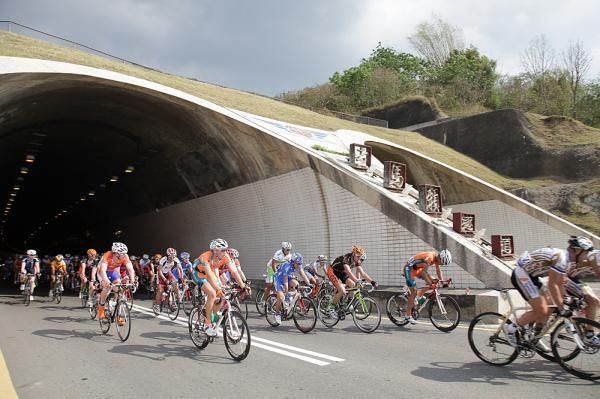 The peloton emerges from the Tsou Ma Lai tunnel