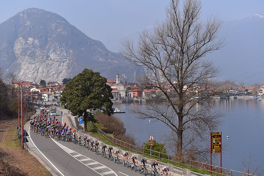 The peloton is strung out during GP Nobili.