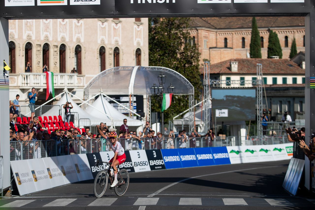 Kasia Niewiadoma crosses the line to win the 2023 UCI Gravel World Championships