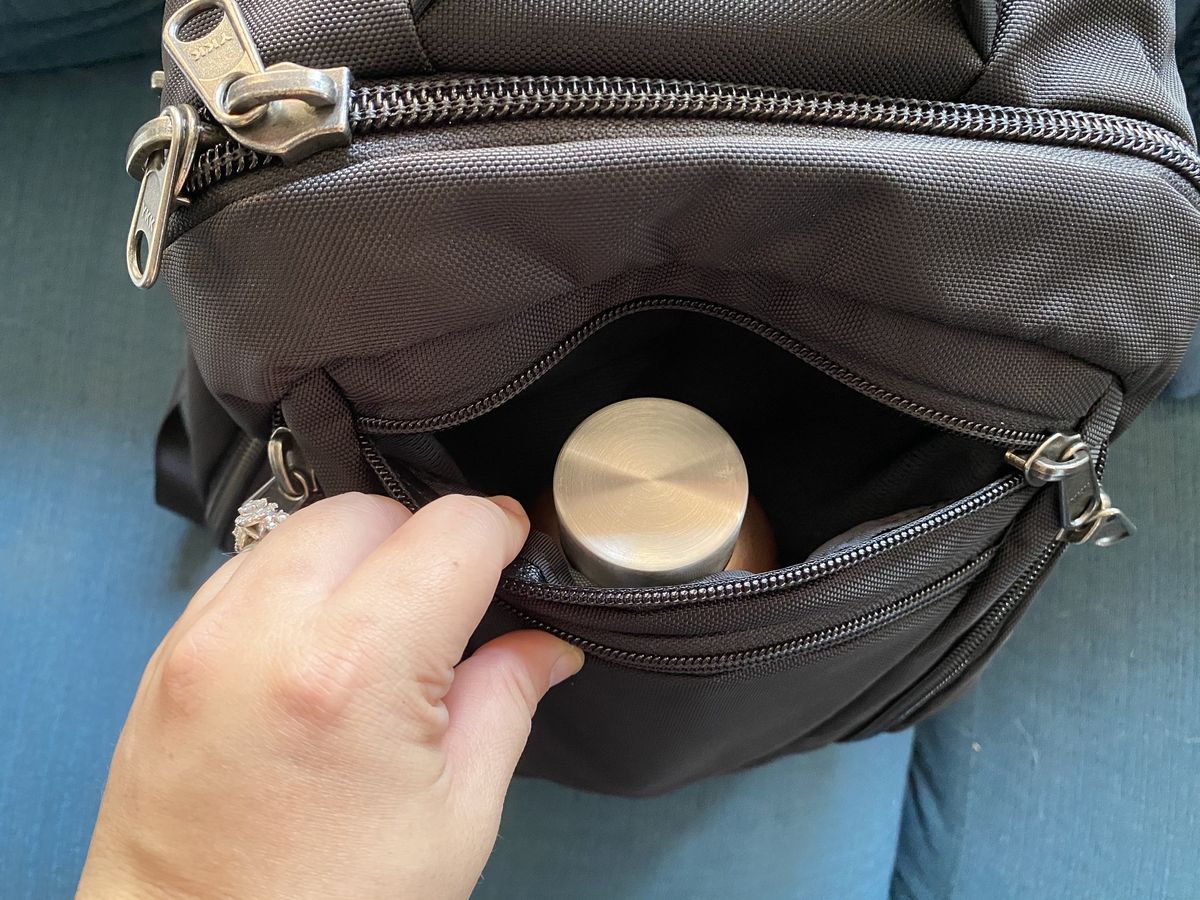 Water bottle fitting inside pocket on Synik 22