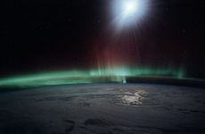 Solar wind particles generate the aurora phenomena in the Earth&rsquo;s atmosphere. 