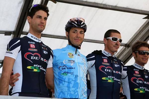 Race leader Matteo Montaguti (De Rosa - Stac Plastic) and his team on the sign-in stage.