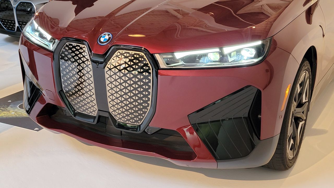 Front kidney-shaped grille on the BMW iX