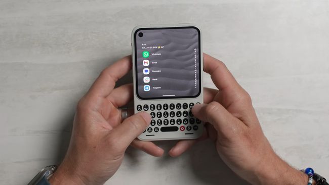 Clicks показала в работе свой коммуникатор в стиле BlackBerry — и он выглядит так, будто стоил ожидания