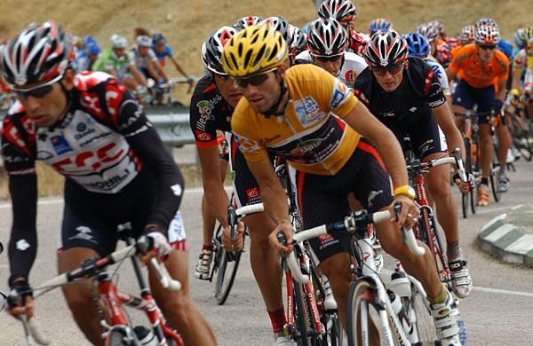Alejandro Valverde (Caisse d'Epargne) follows the wheels of the CSC riders