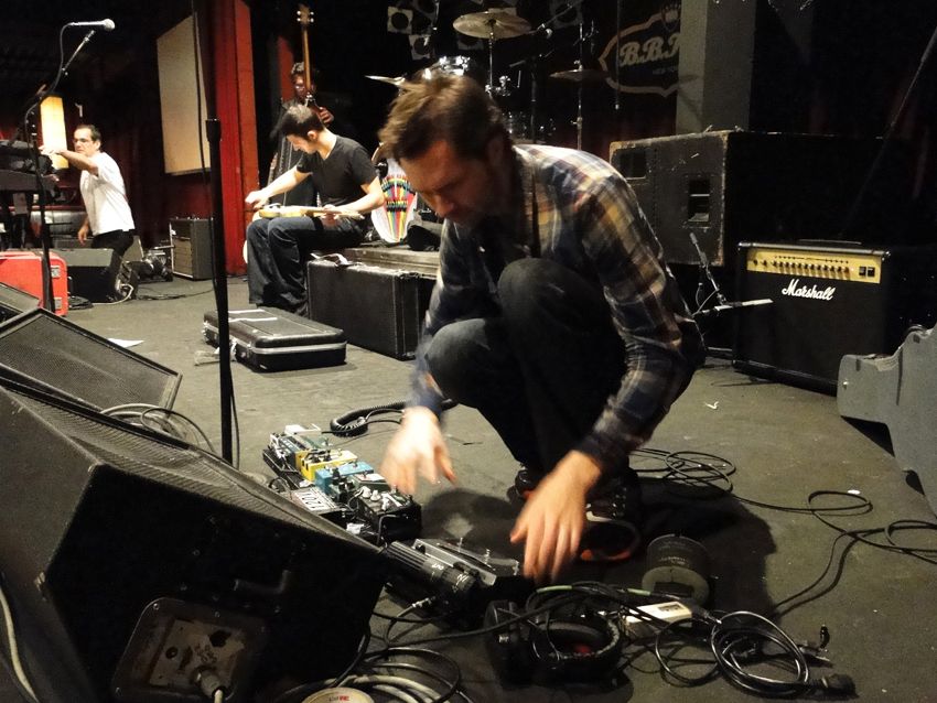 Paul Gilbert sets up his pedalboard and wonders what happened to his guitar tech