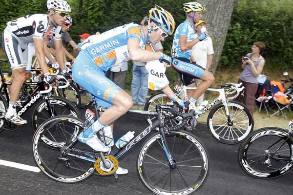 David Millar (Garmin - Transitions) unloads his musette.
