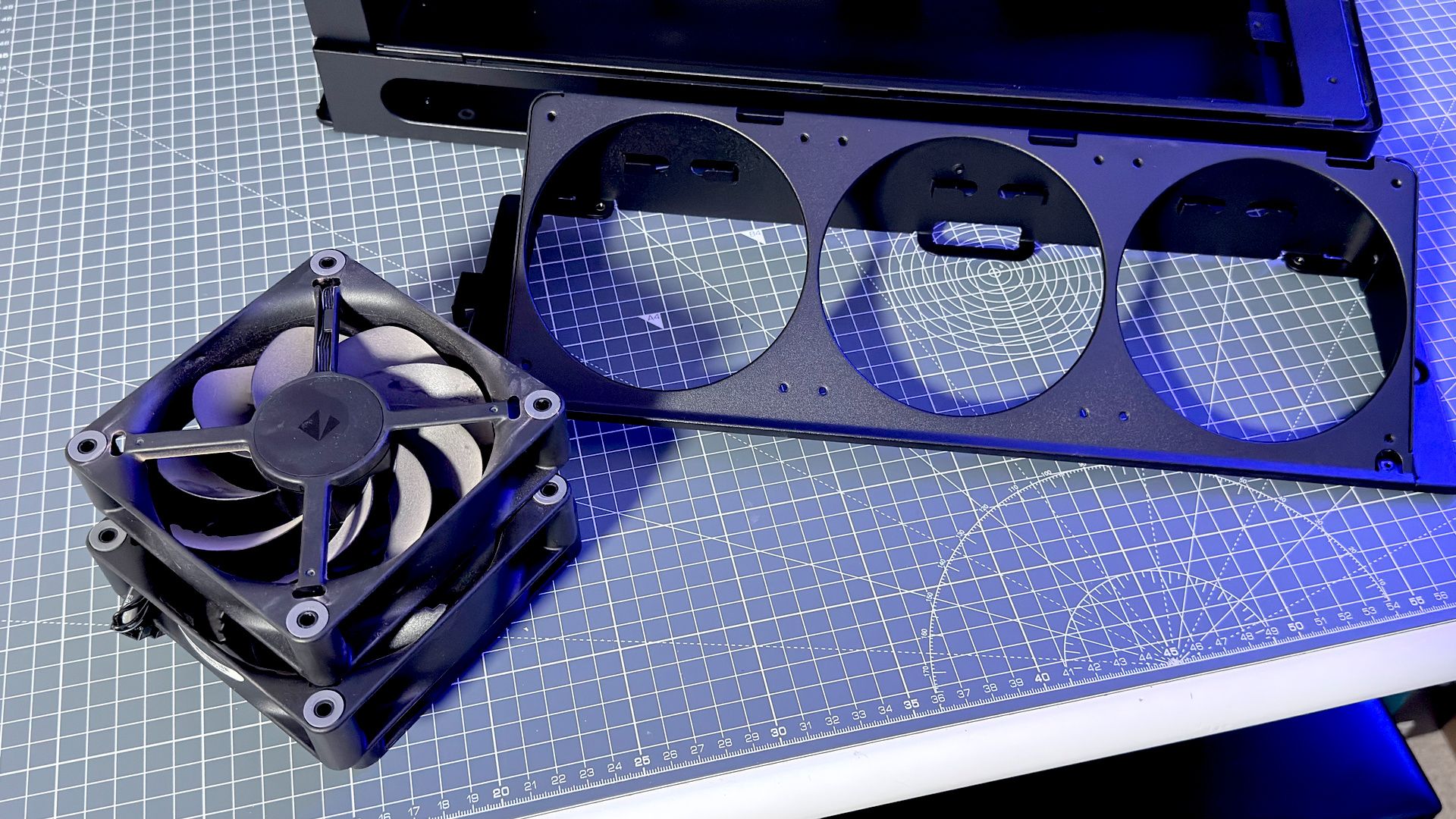 The Havn HS 360 PC case in black and white on a desk.