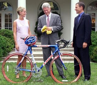 US president Bill Clinton flanked by Lance Armstrong and his wife Kristin as he presents Clinton with a Trek and yellow jersey in 1999