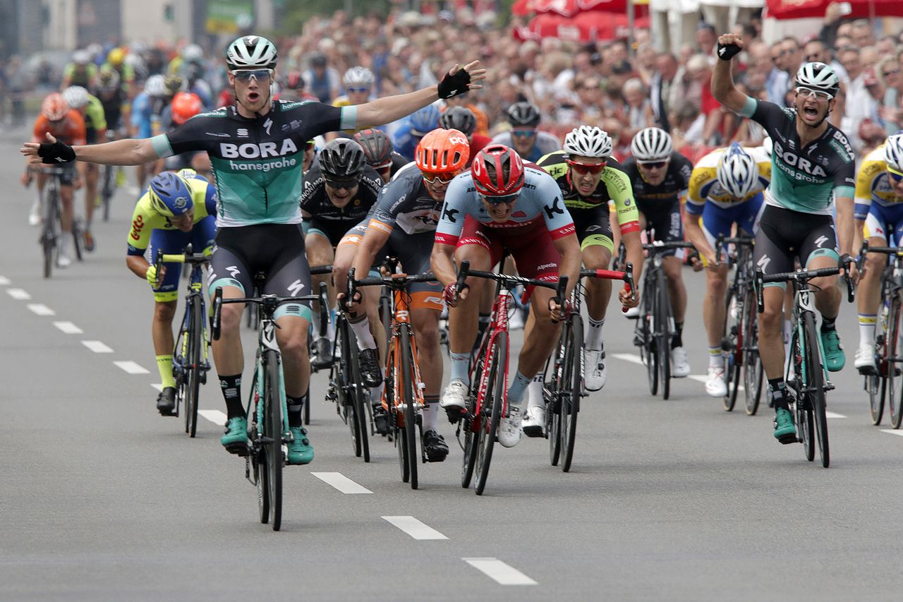 Sam Bennett (Bora-Hansgrohe) wins