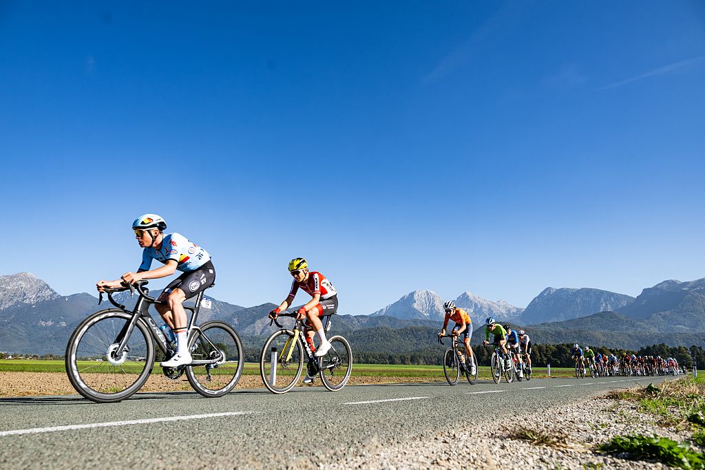 UEC European Championships: Elias Dybing wins the men junior road race for Norway