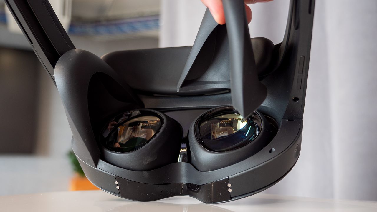 Removing the partial light blockers on the Meta Quest Pro