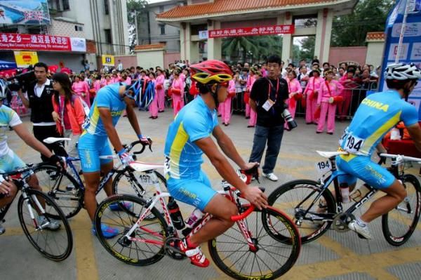 Th eChinese team line up at the sign on.