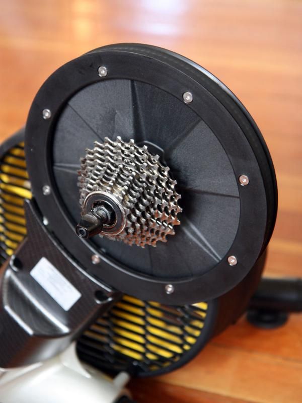 The large-diameter main drive pulley generates a high rotational fan speed.
