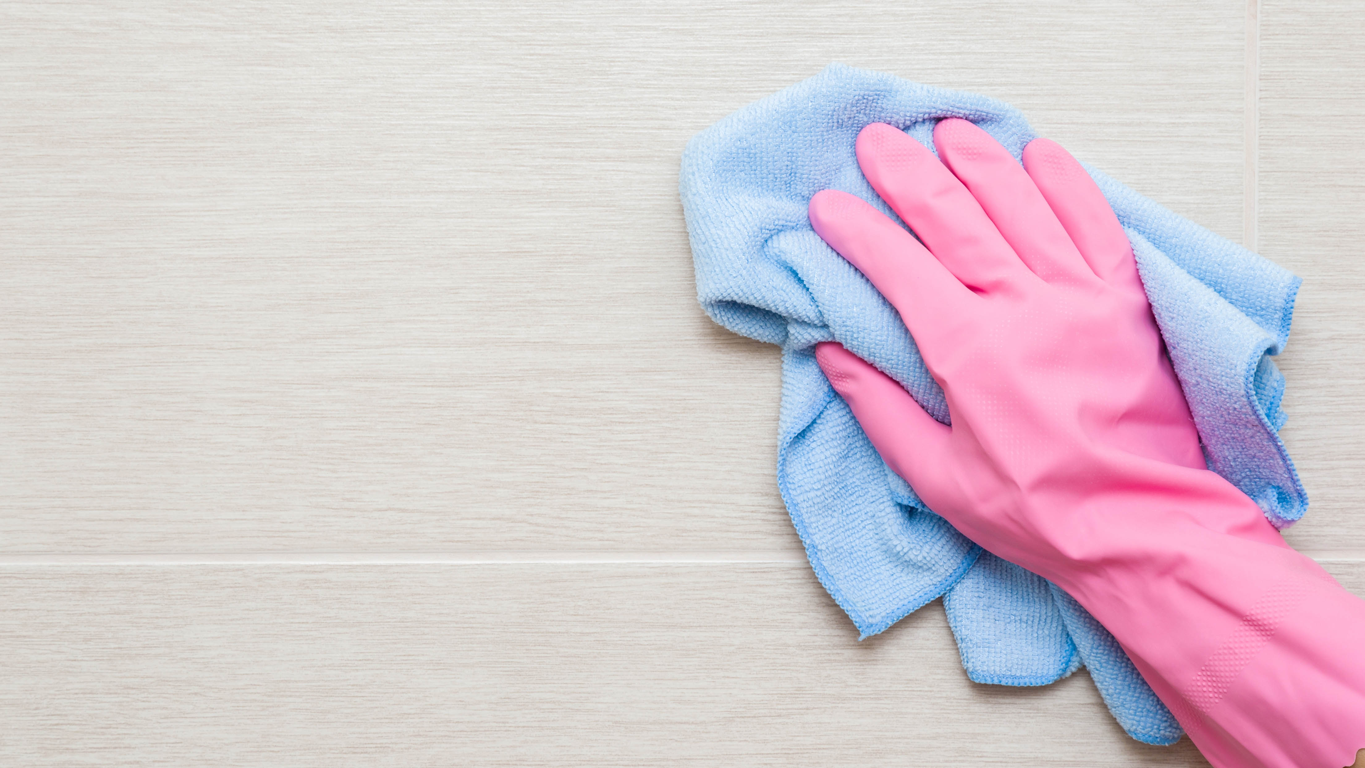 Cleaning with blue cloth