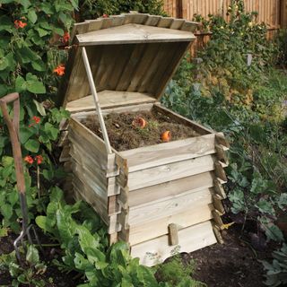how to create an eco-friendly garden: Beehive design compost bin
