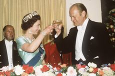 Queen Elizabeth II raises a glass of Champagne with US President Ford