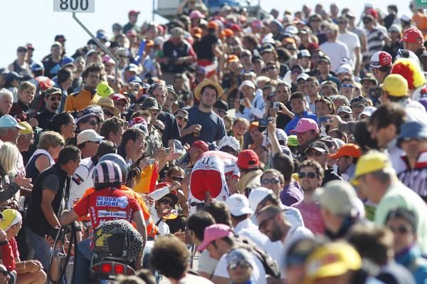 Cadel Evans makes his way through the crowd.