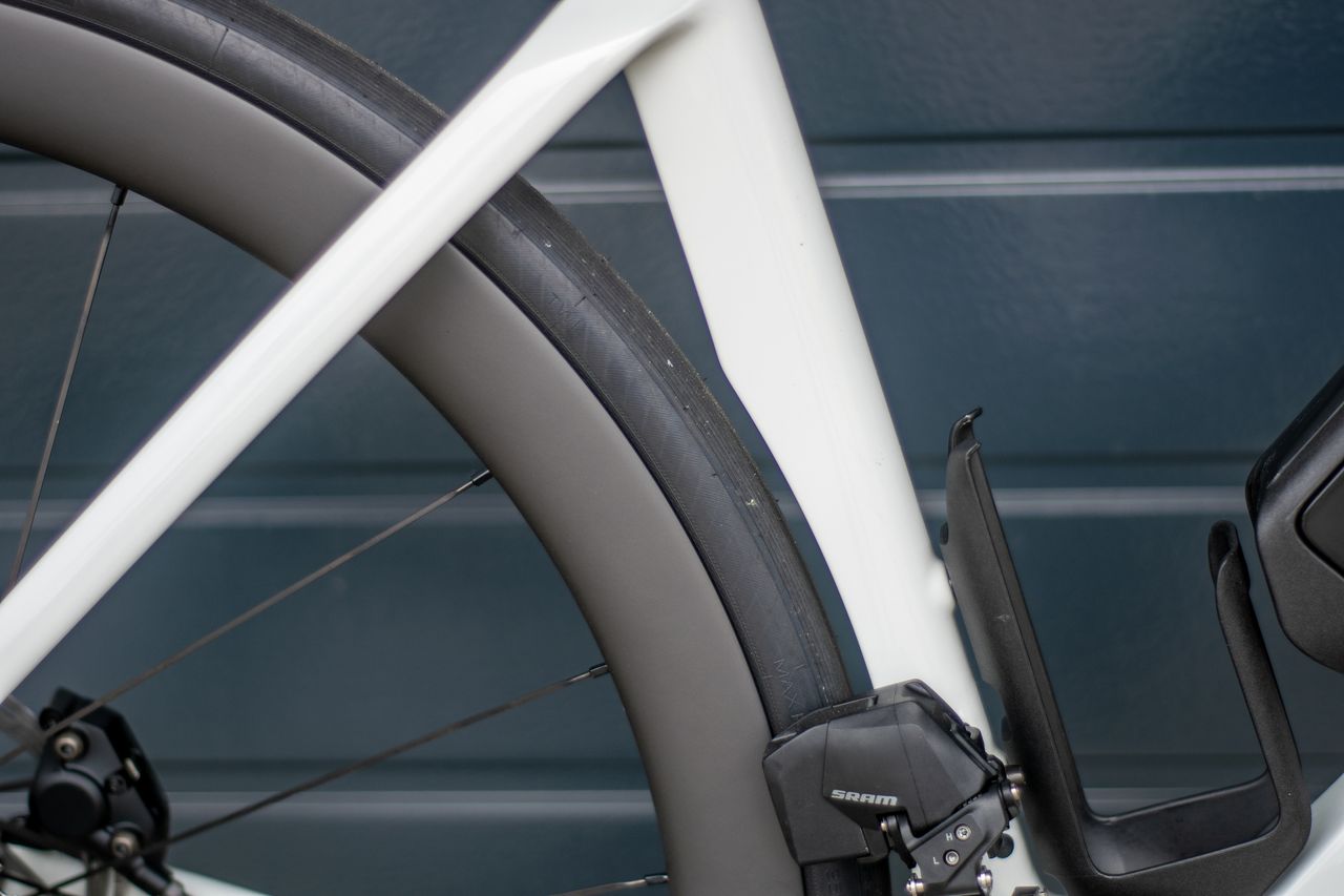 A white and blue Cerv&eacute;lo Soloist