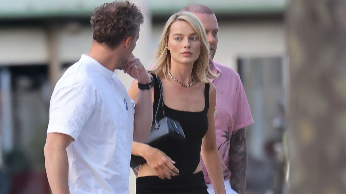 Margot Robbie Just Wore the Sophisticated Skirt-and-Shoe Combination That French Girls Love