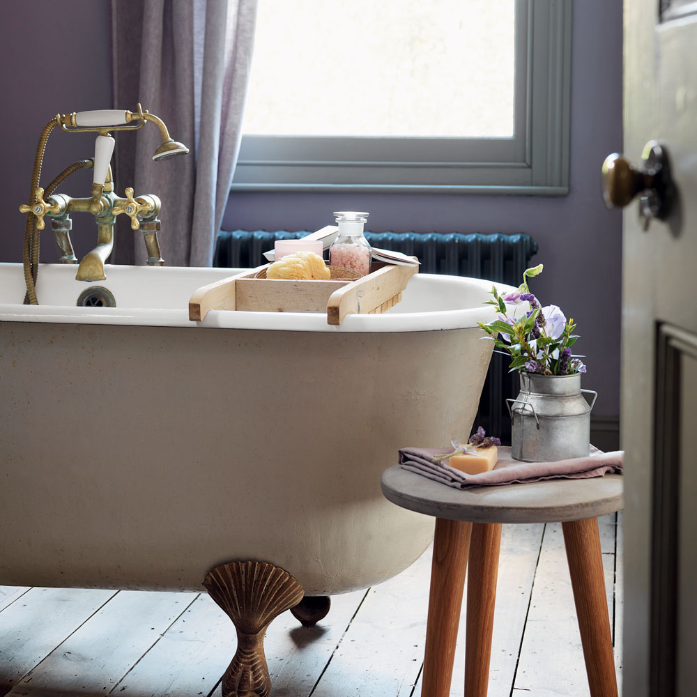 bathroom with bathtub and flowers