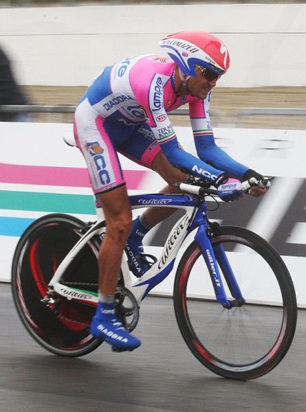 Marzio Bruseghin (Lampre-NGC) shows signs of a crash.