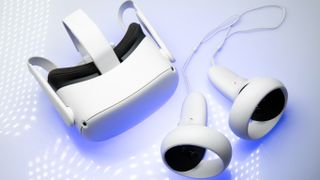 VR-utstyret Oculus Quest 2 mot en lys bakgrunn.