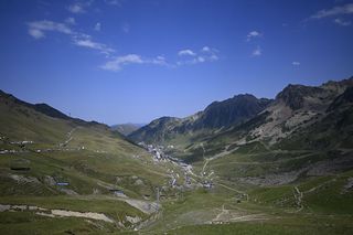 As it happened: Long-range attack and crash sees the yellow jersey change hands on mountainous stage 6 of the Tour de France.