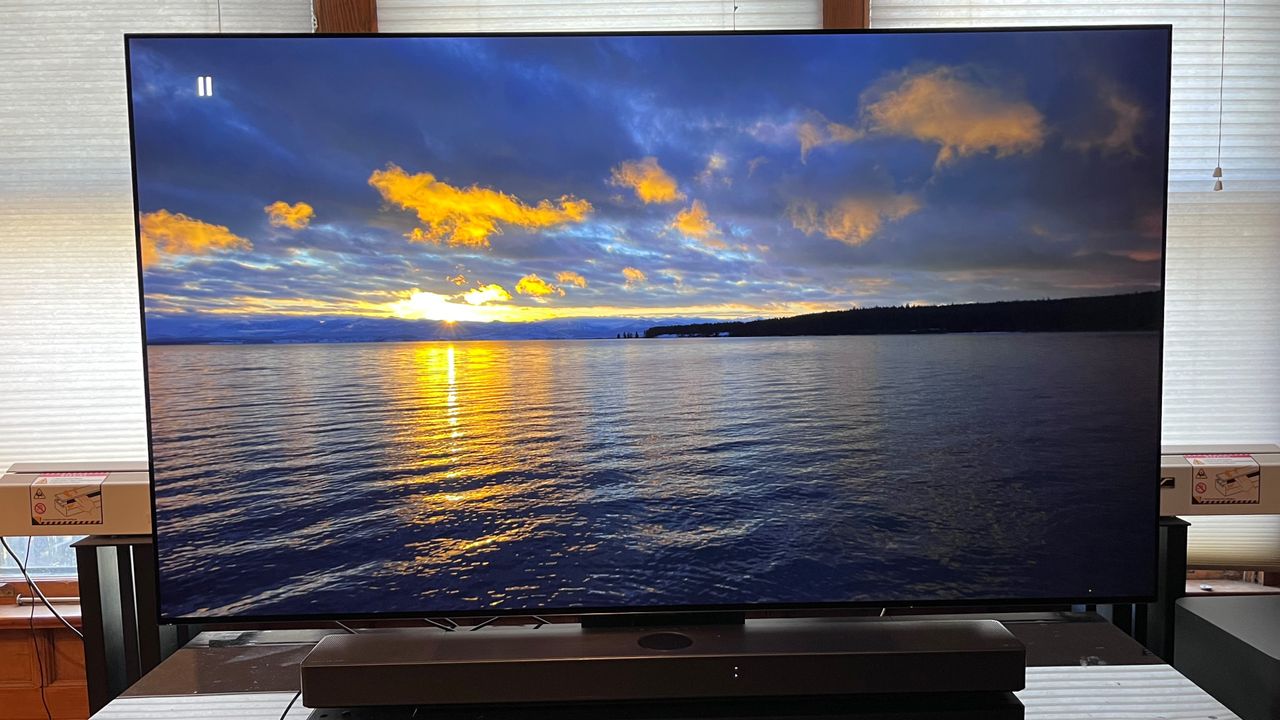 LG C3 OLED TV viser billede af solnedgang p&aring; vand p&aring; sk&aelig;rmen