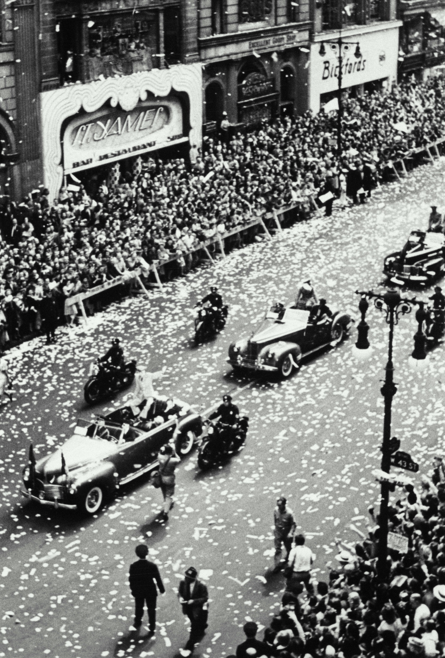VE DAY PARADE, NEW YORK CITY