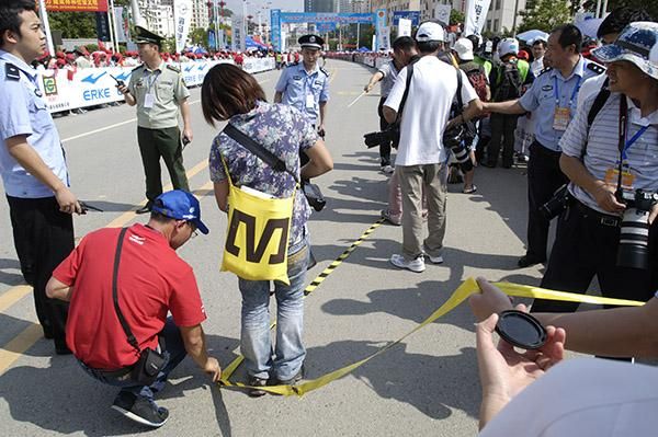 Too far, too close, too far, too close. Finish line organisers left the marking of the photographers' finish-line box very late in Wuzhishan with the field less than a kilometre from the line.