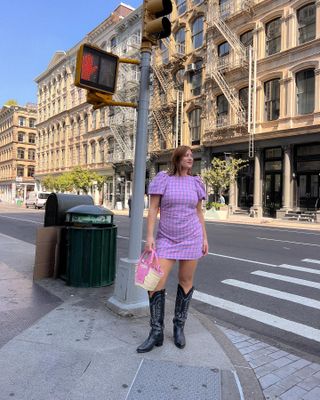 Influencer wears cowboy boots with a summer outfit.